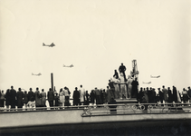 400793 Afbeelding van mensen op de Leidseveertunnel te Utrecht die kijken naar de Amerikaanse B-17 vliegtuigen die in ...